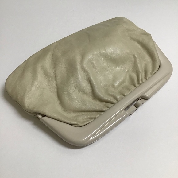 Vintage Handbags - Vintage 1960s Leather Clutch Purse Italy Cream Color Kiss Close Mid Mod Go Go